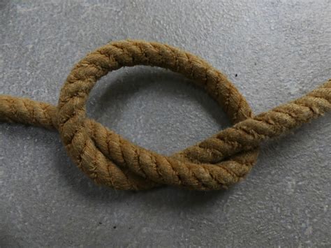 Learn how to tie the Overhand Loop knot in this quick and easy video.In this short video I provide some background information while demonstrating how to tie...